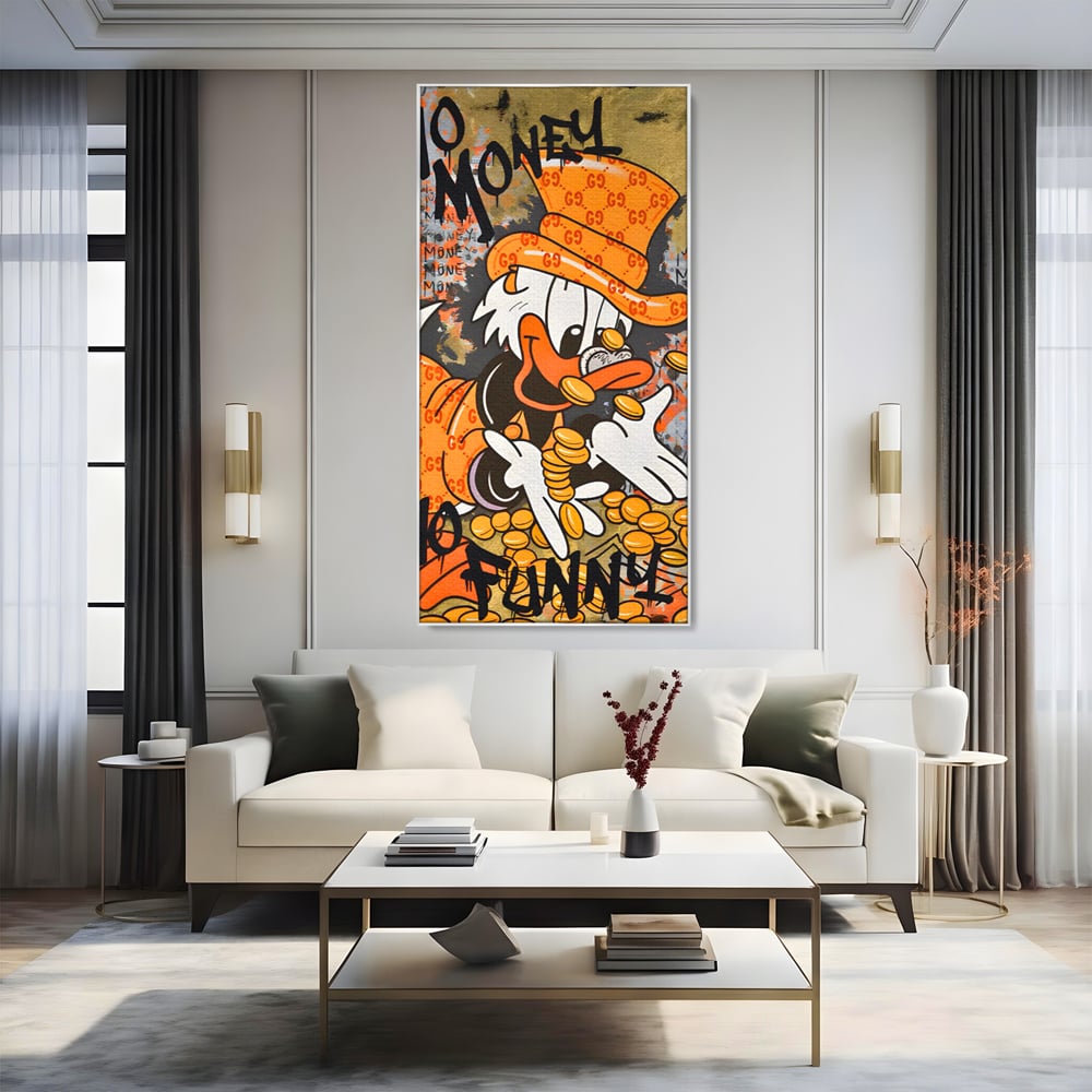 Tablou canvas cu tablou canvas cu rata stilizata, in rama de aluminiu argintiu, pe perete intr-un living